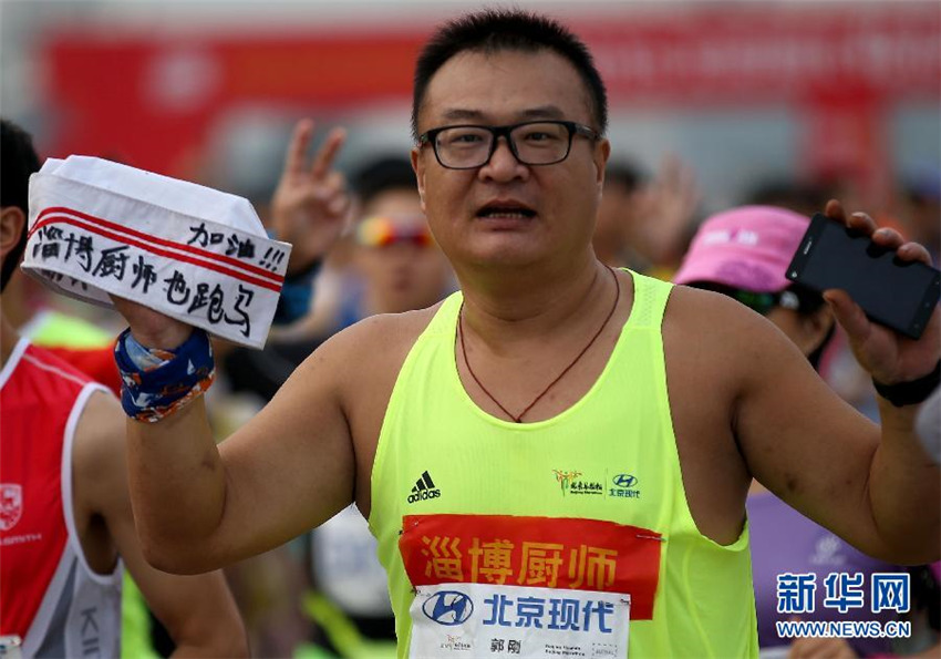 Maskottchen und Maskierte beim Beijing-Marathon