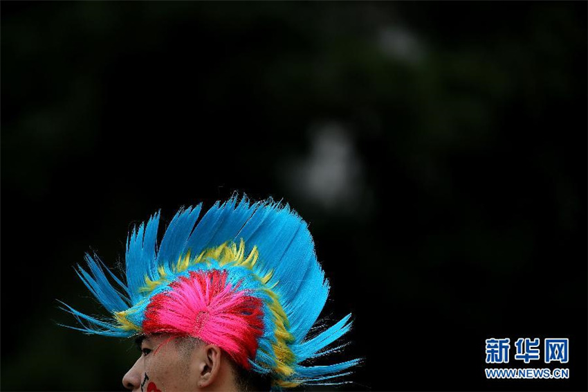 Maskottchen und Maskierte beim Beijing-Marathon