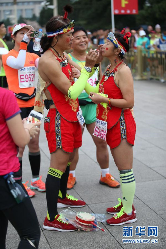 Maskottchen und Maskierte beim Beijing-Marathon