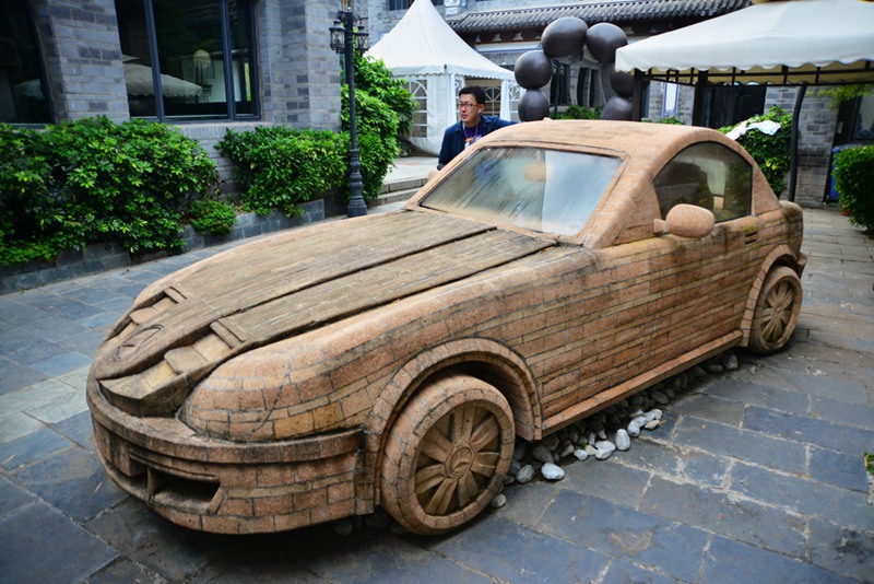 Backstein-„Mercedes“ in Dali