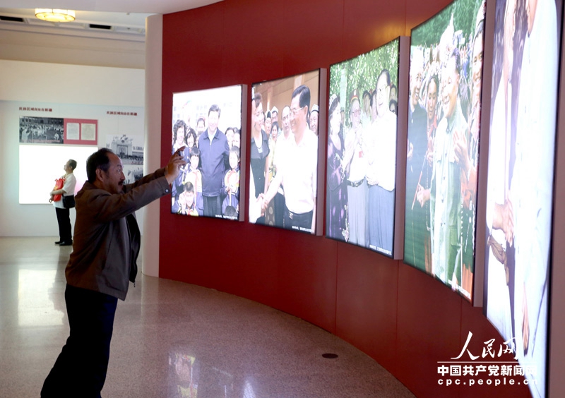 Ausstellung zum 60. Jubiläum der Gründung des Autonomen Gebiets Xinjiang