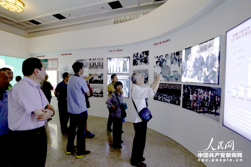 Ausstellung zum 60. Jubiläum der Gründung des Autonomen Gebiets Xinjiang