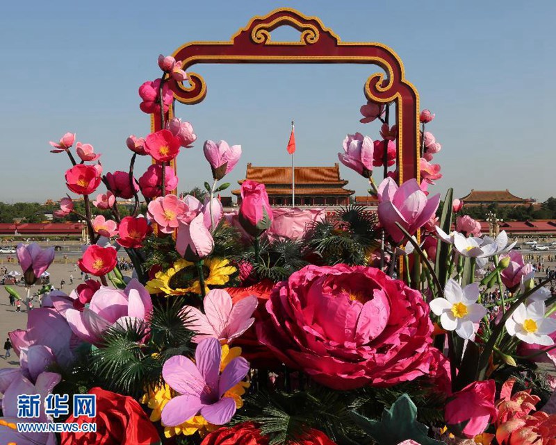 Riesiges Blumenbeet auf dem Tiananmen-Platz