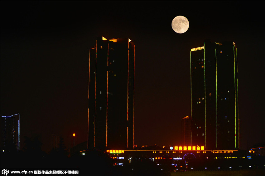 Supergroßer Vollmond über Chinas Himmel