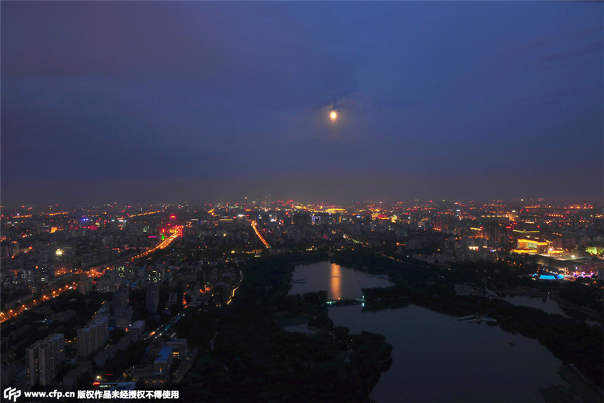 Supergroßer Vollmond über Chinas Himmel