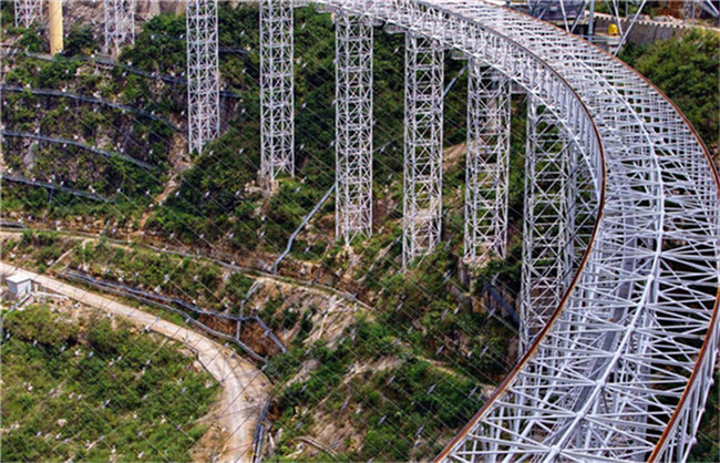 Weltgrößtes Radio-Teleskop in SW-China