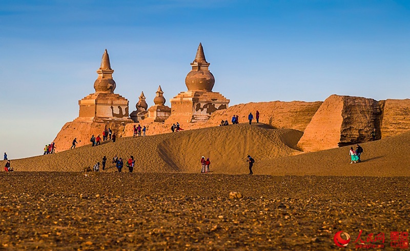 Ruine der „Schwarzen Stadt“ in der Wüste Gobi