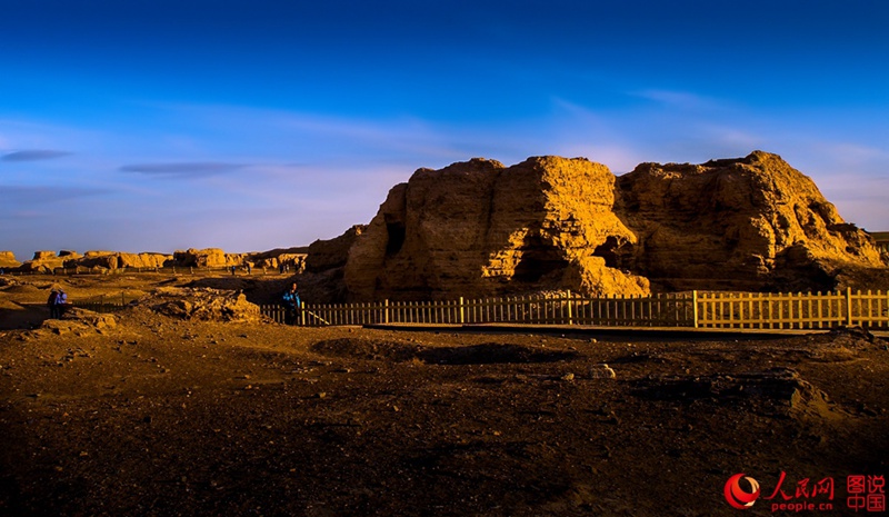 Ruine der „Schwarzen Stadt“ in der Wüste Gobi