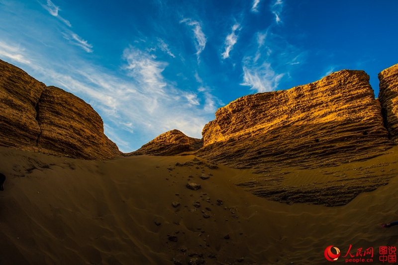 Ruine der „Schwarzen Stadt“ in der Wüste Gobi