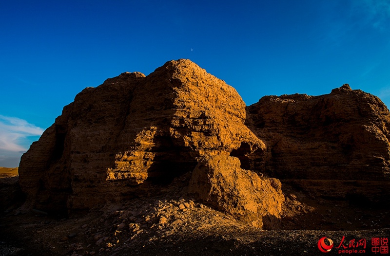 Ruine der „Schwarzen Stadt“ in der Wüste Gobi