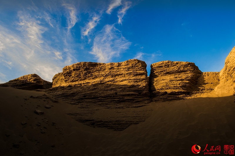 Ruine der „Schwarzen Stadt“ in der Wüste Gobi