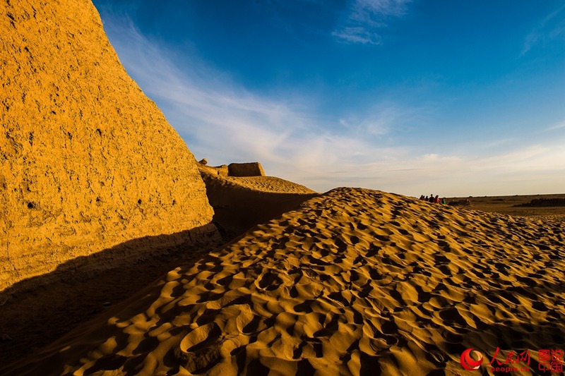 Ruine der „Schwarzen Stadt“ in der Wüste Gobi