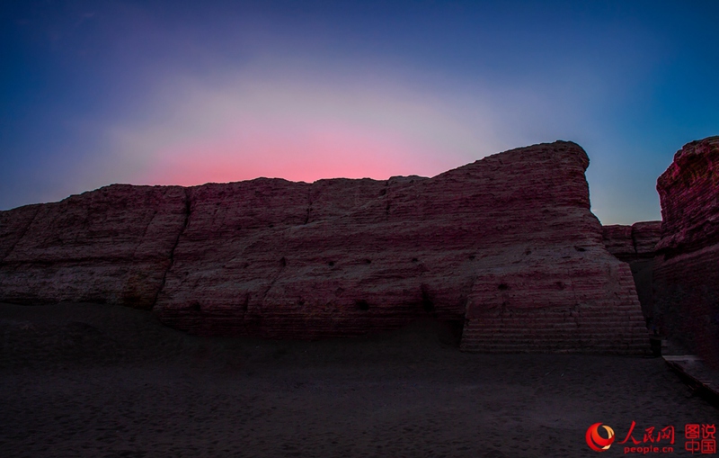 Ruine der „Schwarzen Stadt“ in der Wüste Gobi