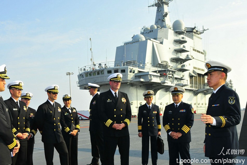 Flugzeugträger „Liaoning“ begrüßt Delegation der US-Marine