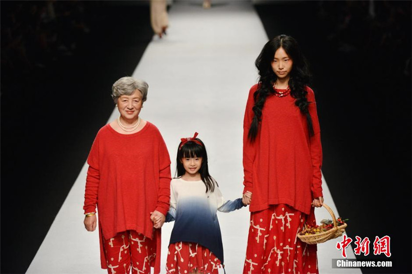 Alt und Jung modelt auf Shanghaier Modenschau