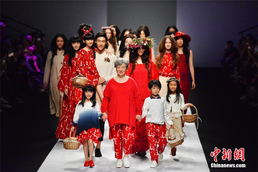 Alt und Jung modelt auf Shanghaier Modenschau