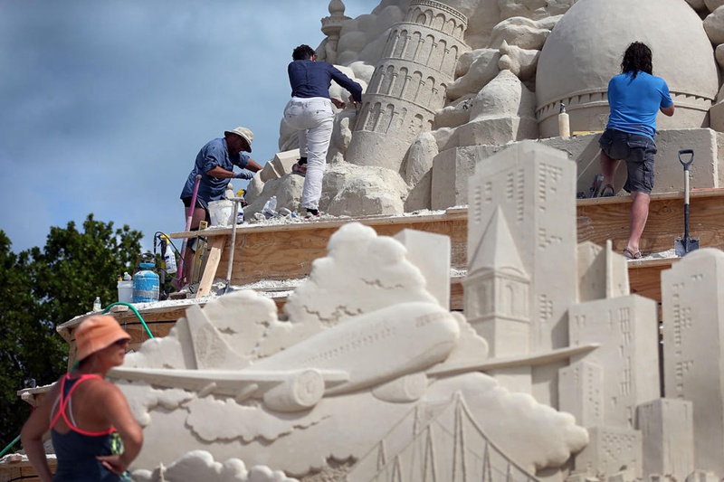 USA bauen welthöchste Sandskulptur