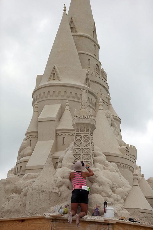 USA bauen welthöchste Sandskulptur
