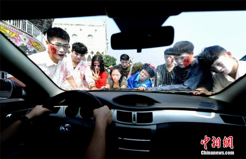 „Zombies“ machen Bungee-Jumping in Changsha