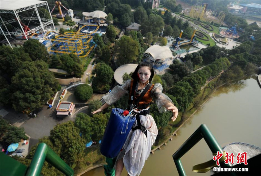 „Zombies“ machen Bungee-Jumping in Changsha