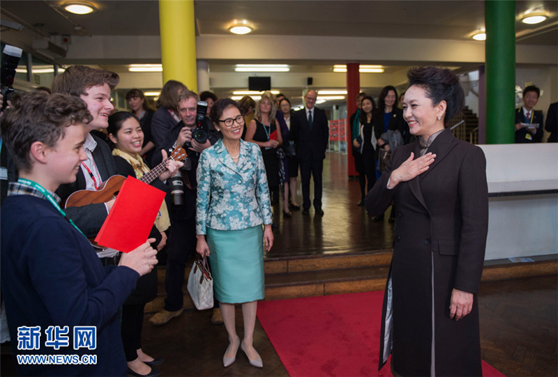 First Lady Peng besucht UK-Schulen