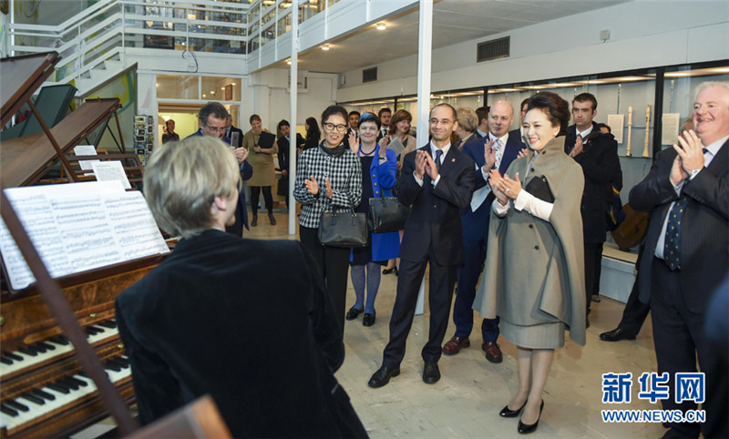 First Lady Peng besucht UK-Schulen