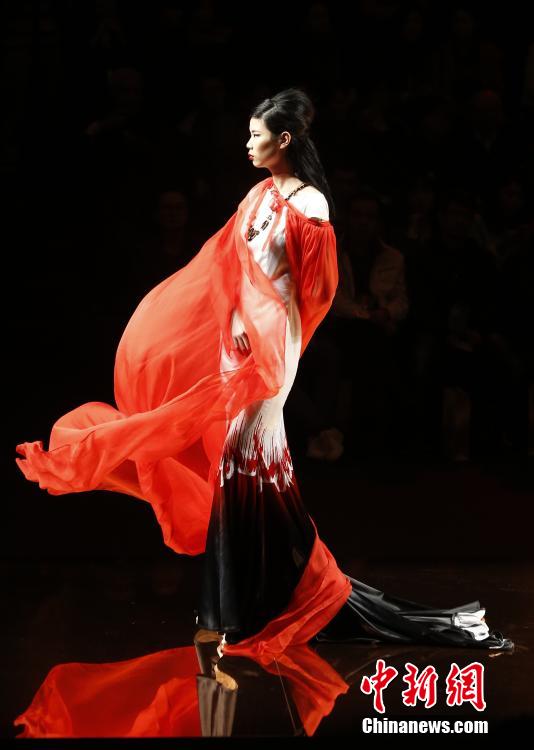 Xinjianger Kleidung auf der Chinesischen Internationalen Modewoche