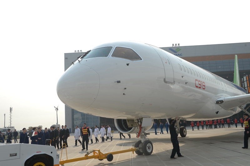 Chinesischer Jumbo C919 läuft vom Band