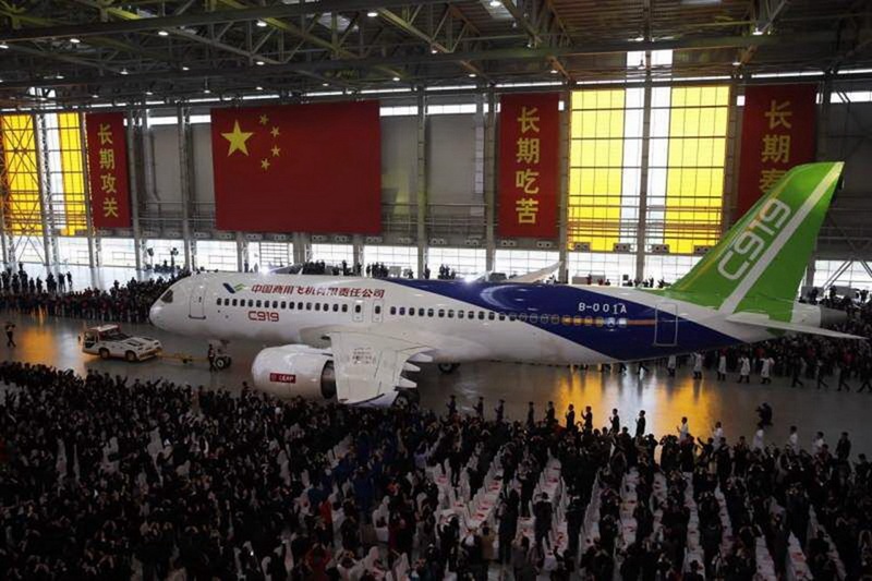 Chinesischer Jumbo C919 läuft vom Band