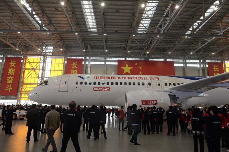 Chinesischer Jumbo C919 läuft vom Band