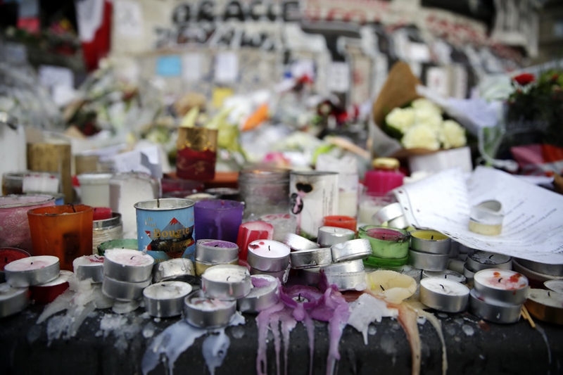 Trauer um die Opfer bei Terroranschlägen in Paris