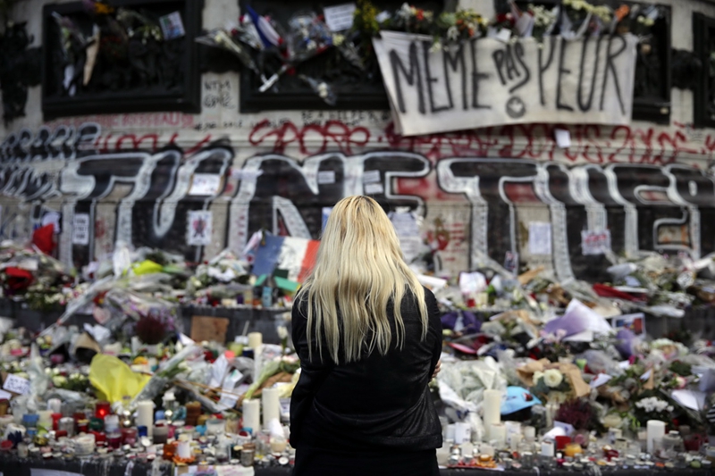 Trauer um die Opfer bei Terroranschlägen in Paris