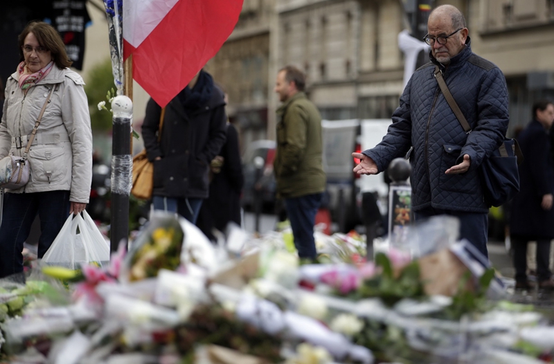 Trauer um die Opfer bei Terroranschlägen in Paris