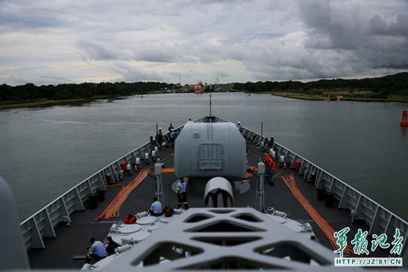 Chinesischer Sonderkonvoi fährt durch den Panamakanal
