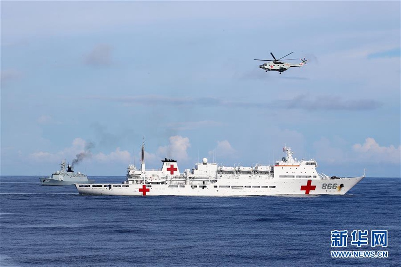Sonderkonvoi und Krankenhausschiff üben gemeinsam im Ostpazifik