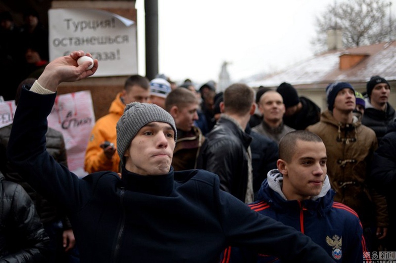 Russische Demonstranten attackieren türkische Botschaft