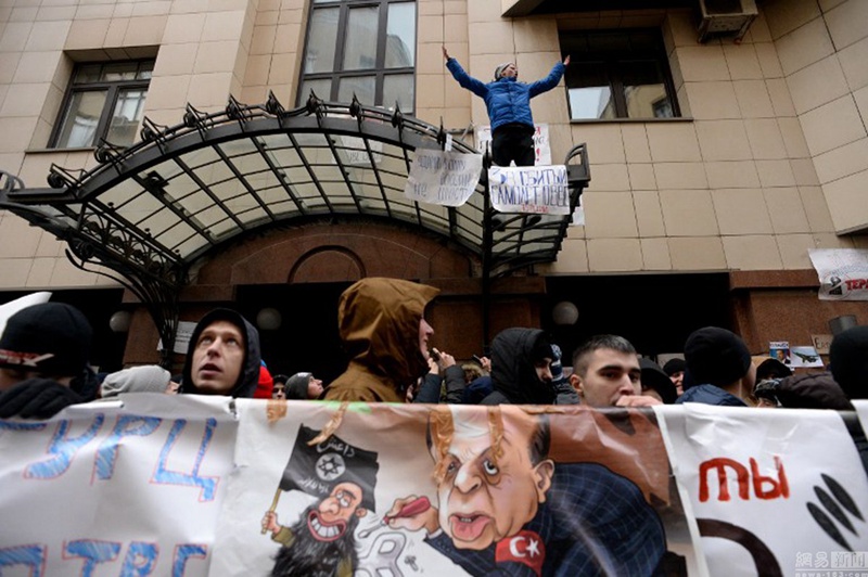 Russische Demonstranten attackieren türkische Botschaft