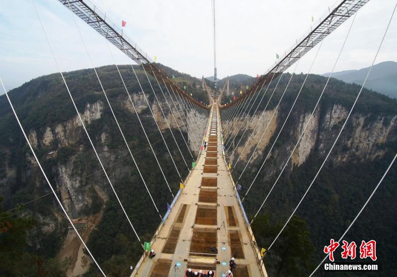 Glas-Brücke in Zhangjiajie nimmt Gestalt an