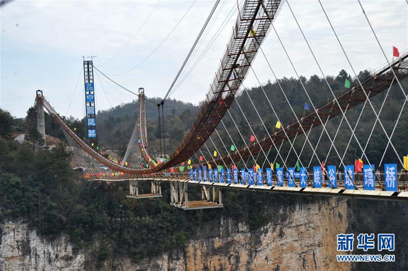 Glas-Brücke in Zhangjiajie nimmt Gestalt an