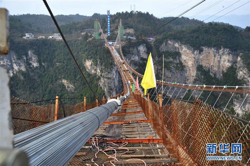 Glas-Brücke in Zhangjiajie nimmt Gestalt an