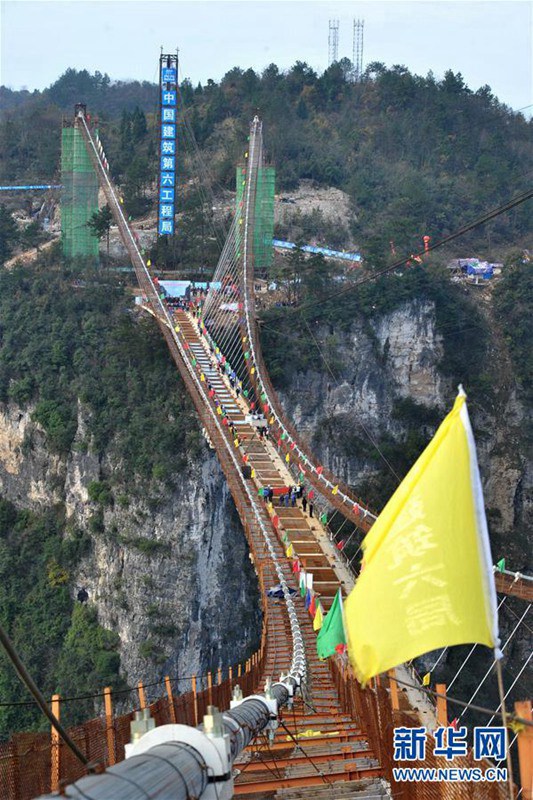 Glas-Brücke in Zhangjiajie nimmt Gestalt an