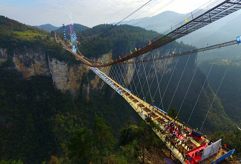 Glas-Brücke in Zhangjiajie nimmt Gestalt an