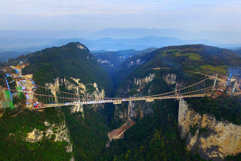 Glas-Brücke in Zhangjiajie nimmt Gestalt an