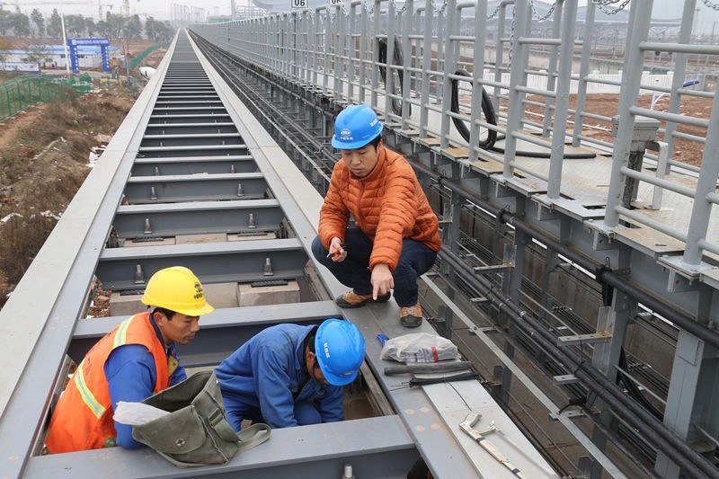 Chinas erste Magnetschwebebahn vor Probelauf