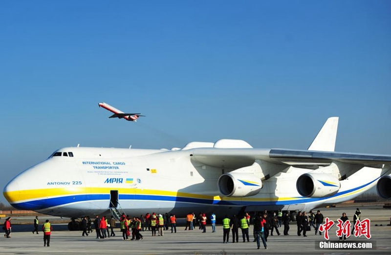 Weltgrößtes Transportflugzeug An-225 bringt deutsche Maschinen nach China