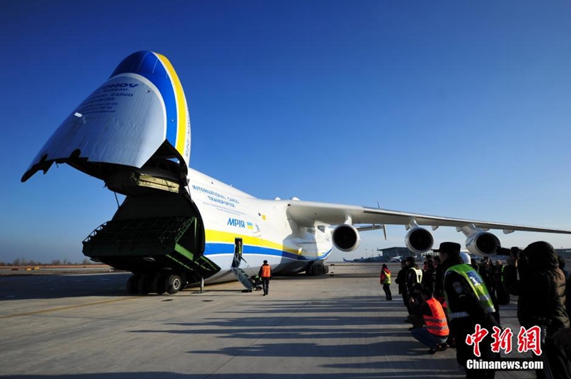 Weltgrößtes Transportflugzeug An-225 bringt deutsche Maschinen nach China