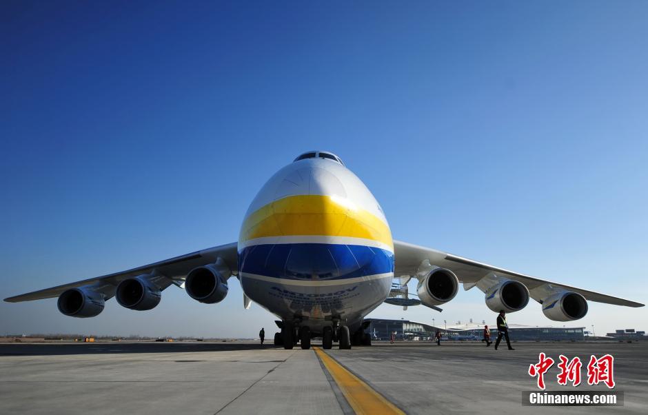 Weltgrößtes Transportflugzeug An-225 bringt deutsche Maschinen nach China
