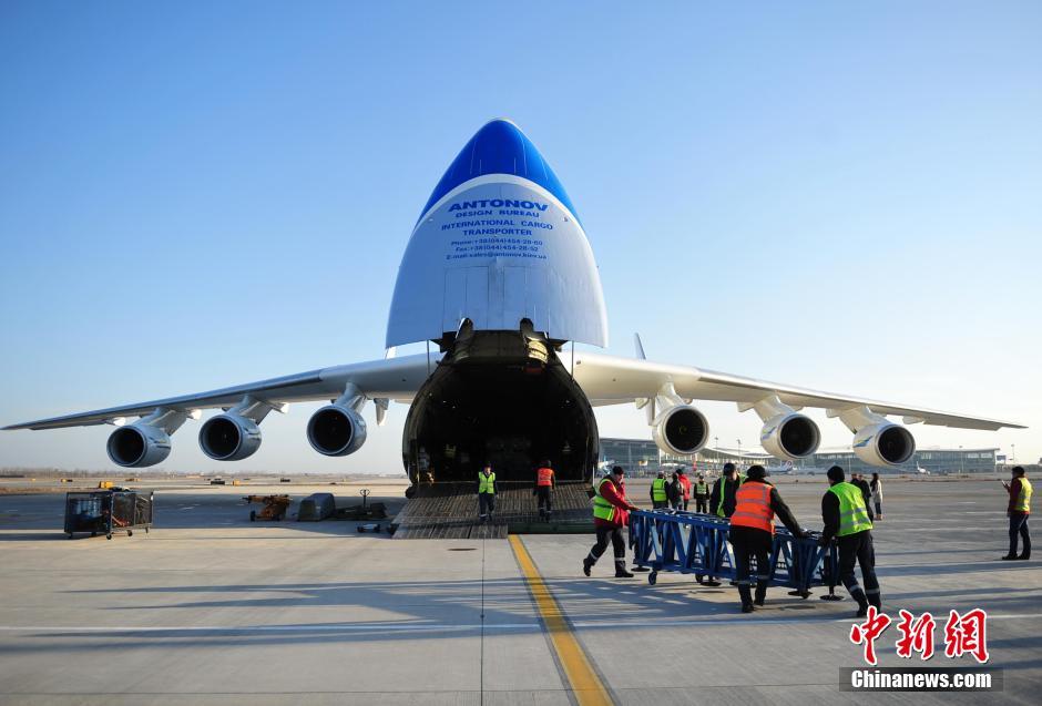 Weltgrößtes Transportflugzeug An-225 bringt deutsche Maschinen nach China