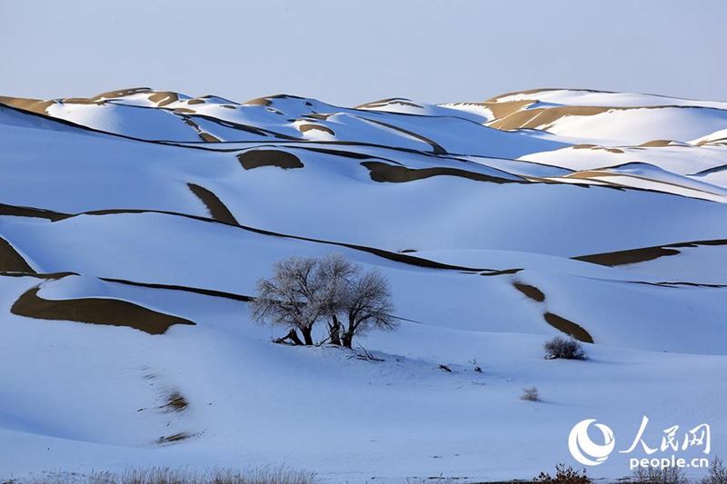 Schneefall in der Taklamakan-Wüste