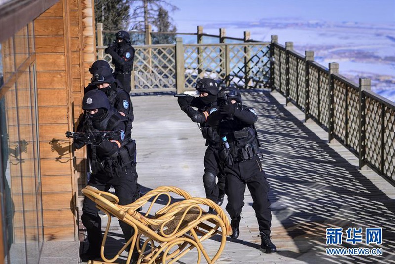 Bereitschaftspolizei übt für die Winterspiele in Urumqi